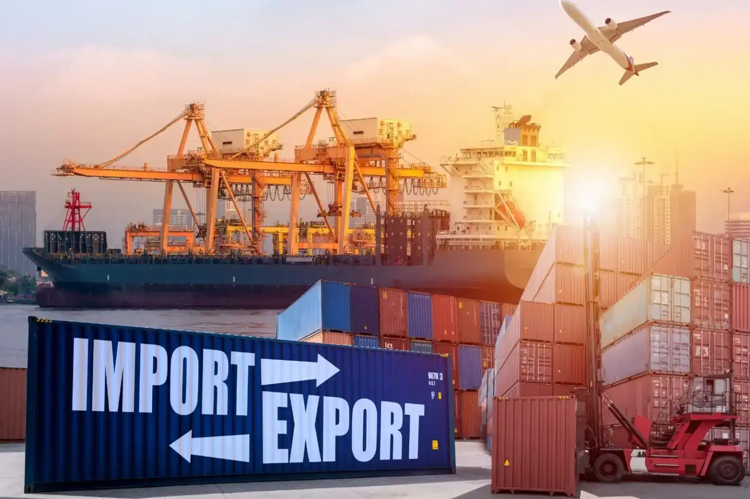 Port avec containers, cargo, et avion pour import-export.