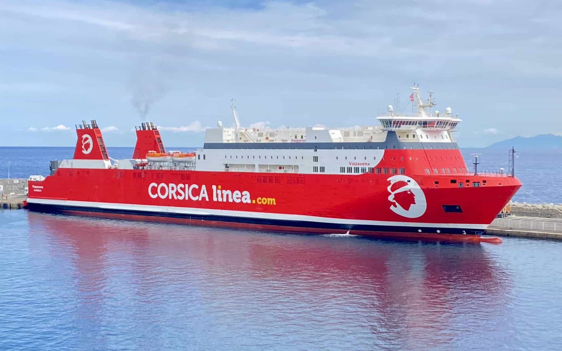 Corsica Linea vers l’Algérie : retards et annulations à prévoir Ferry Corsica Linea rouge en mer près du port.