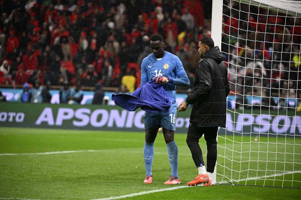 Joueur de football en action sur le terrain avec un entraîneur.