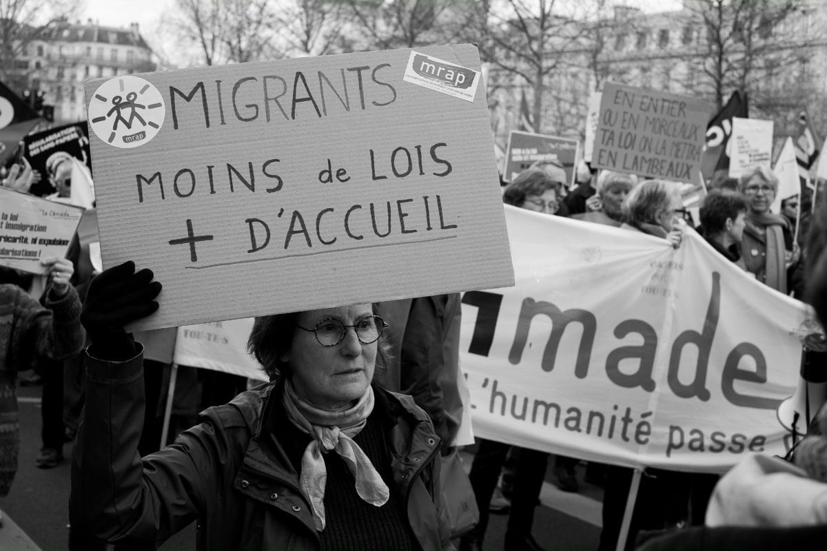 Régularisation : les pièces clés pour les Algériens sans-papiers Manifestation avec pancarte demandant moins de lois d'accueil pour migrants.