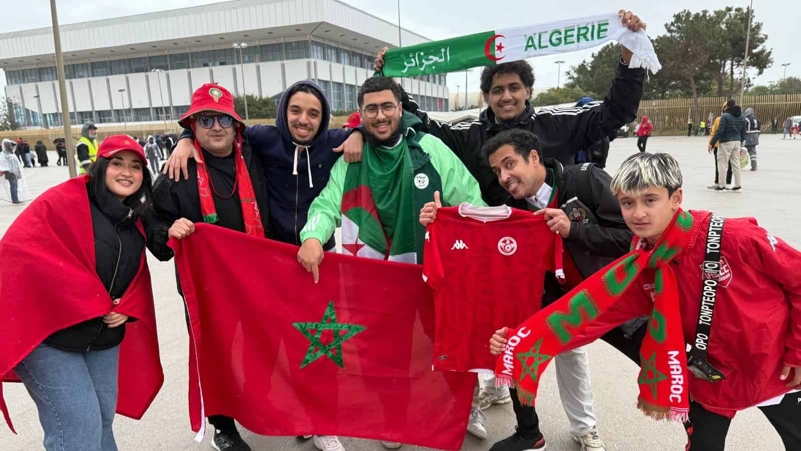 Fans algériens avec drapeau et écharpe lors de la CAN 2025.