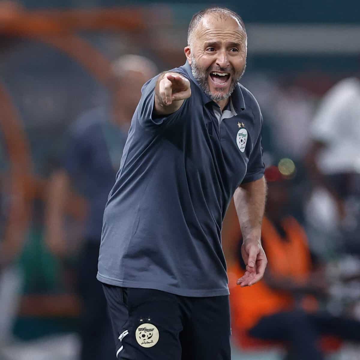 Le grand retour de Belmadi pour Algérie – France ? Belmadi, entraîneur de football, donne des instructions passionnées.
