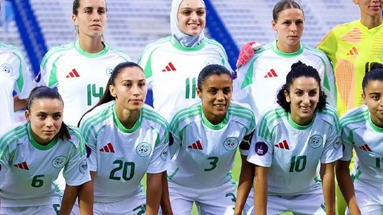 Groupe de joueuses de football algériennes en équipe nationale.
