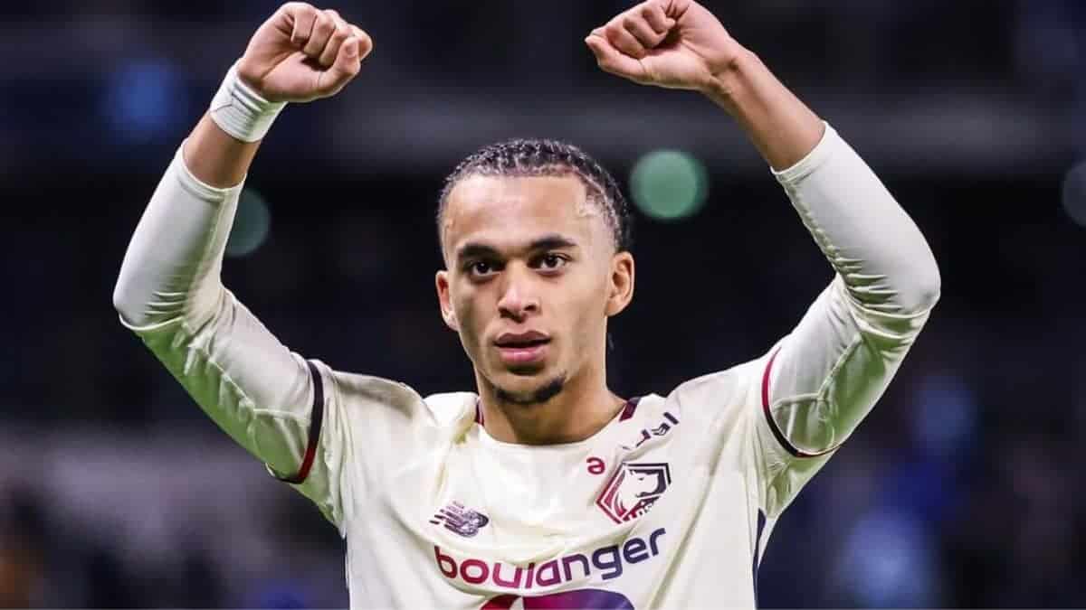 Ethan Mbappé célèbre avec ses bras levés sur le terrain.