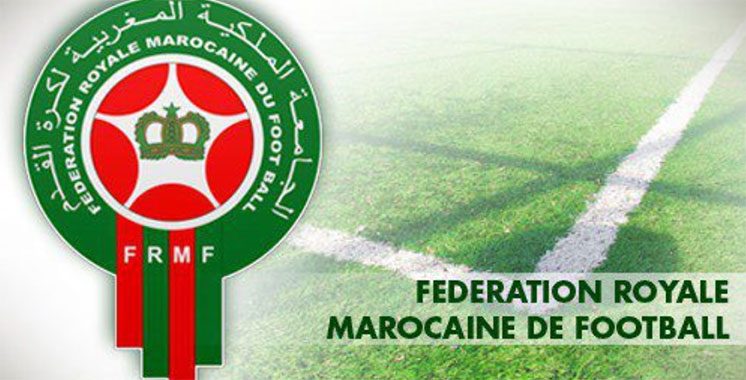 Mauvaises nouvelles en vue pour Walid Regragui au Maroc Logo de la FRMF sur un terrain de football marocain.