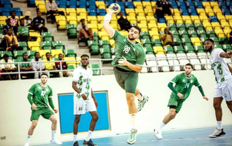 Joueur de handball en action lors d'un match en Algérie.