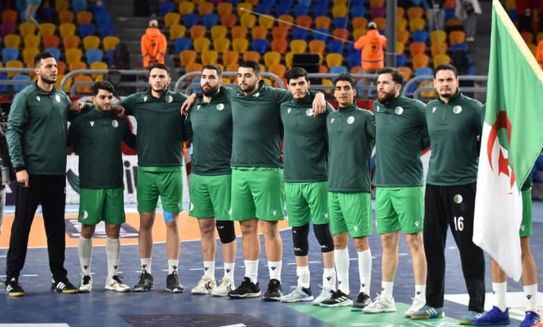 Algérie : le surprenant rebond après un départ raté Les joueurs algériens alignés avant un match important.