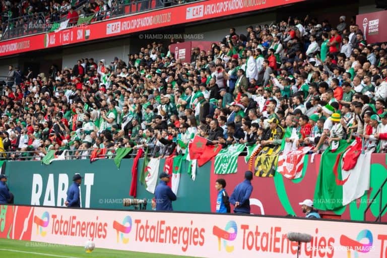Supporters algériens au stade Supporters algériens en délire lors d'un match de football.