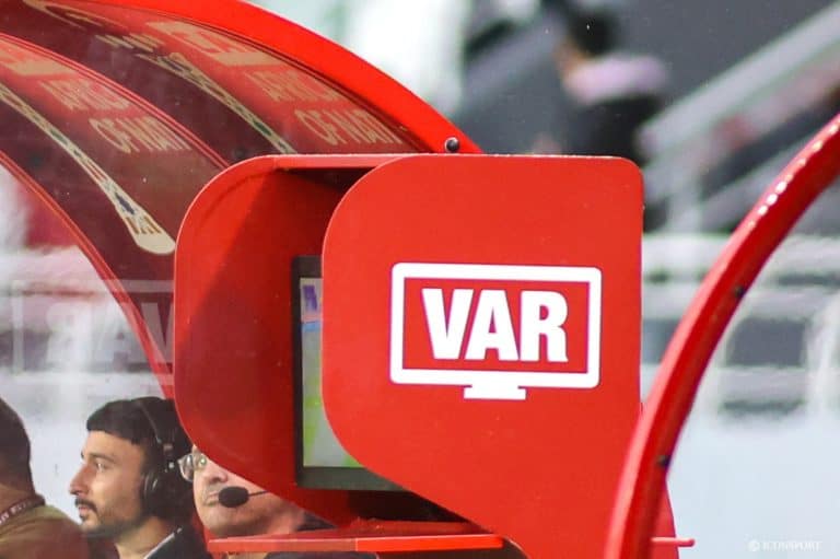 Le Maroc dompte le foot mondial grâce à l’arbitre et la VAR Panneau VAR dans un stade de football au Maroc.