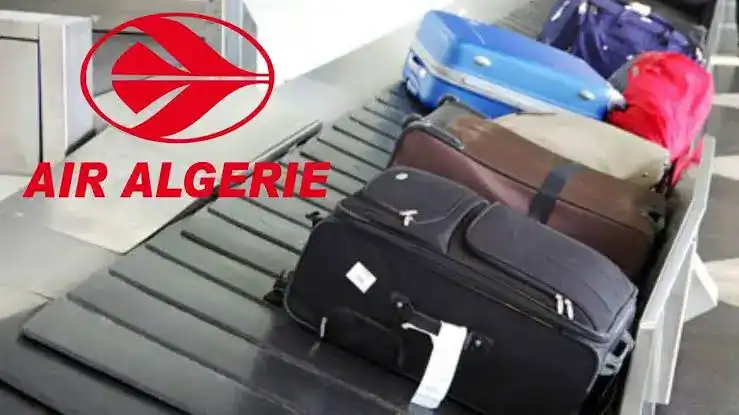 Bagages cabine chez Air Algérie avec différentes valises sur un tapis roulant.
