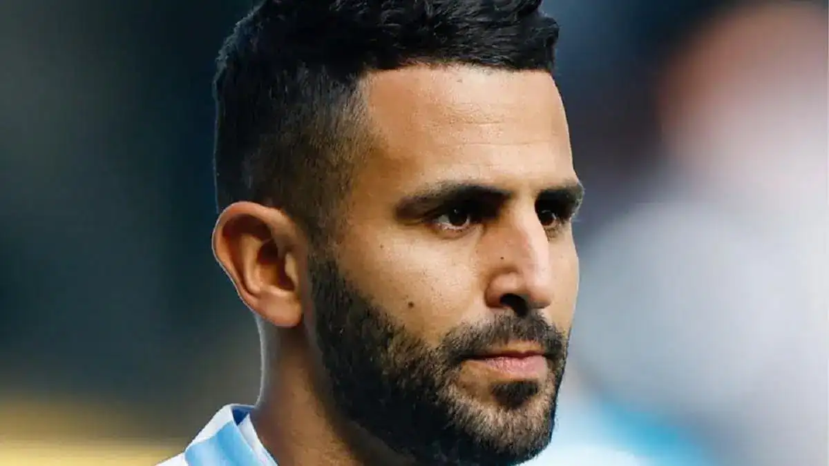 Homme avec barbe, cheveux courts, regard concentré.