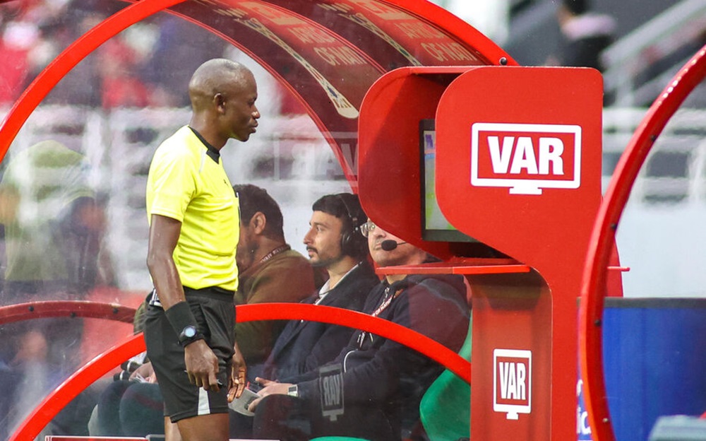 Scandale Sénégal-Maroc : la vidéo choc des tribunes Jean-Jacques Ndala