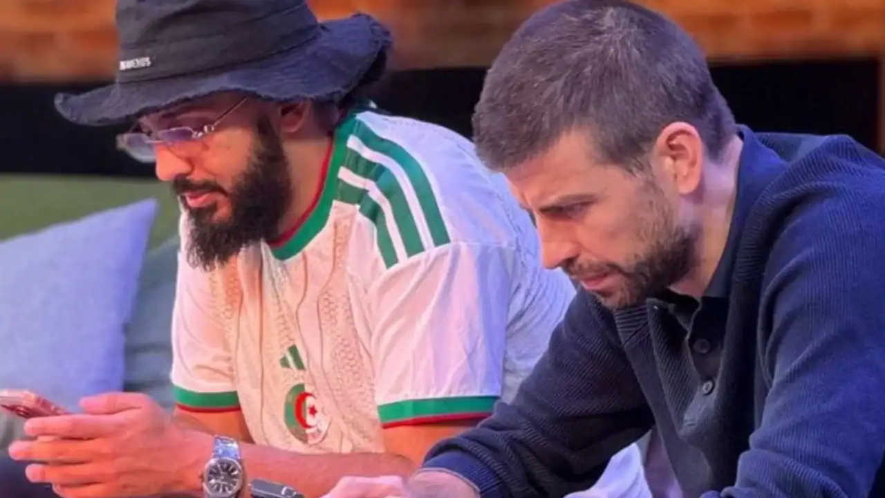 Chadli Amri en discussion lors d'un événement sportif en Algérie.