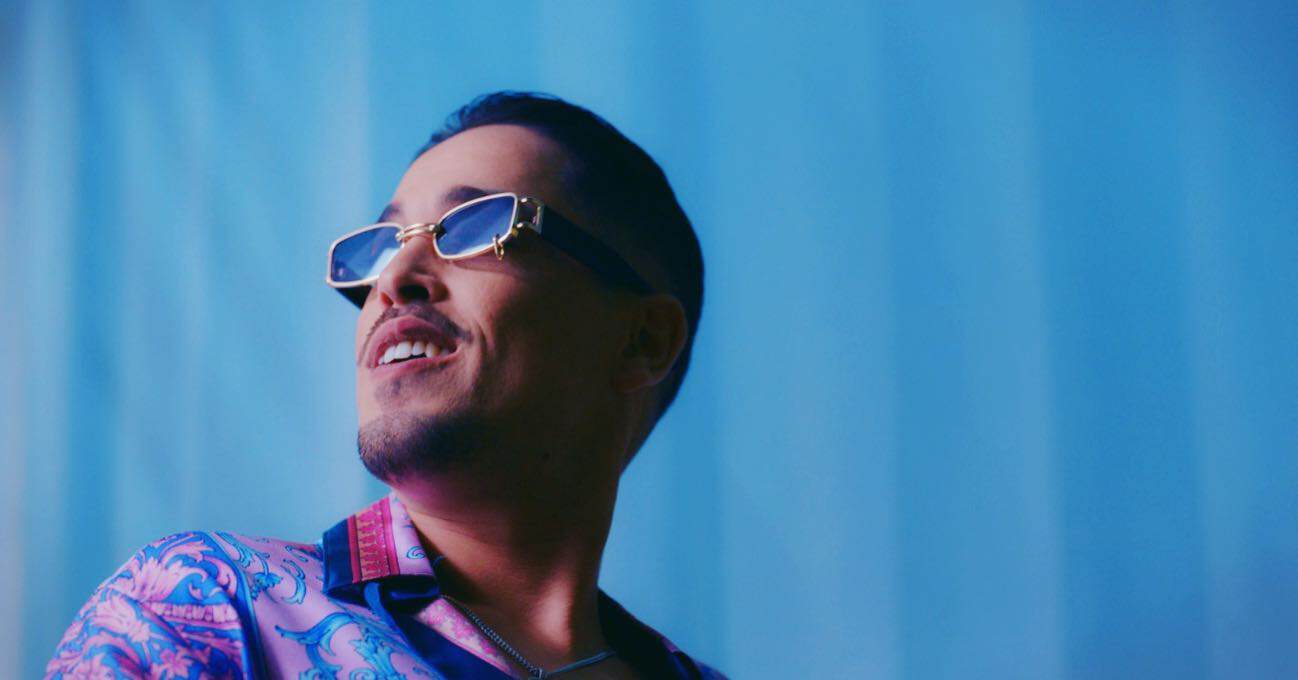Artiste marocain en scène Artiste avec lunettes de soleil et veste colorée.