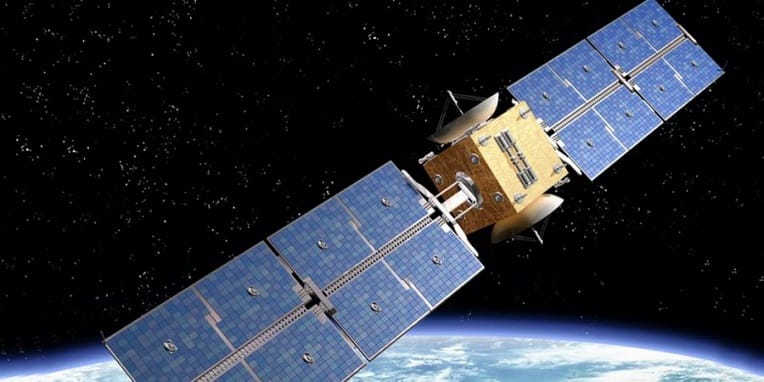 Un nouveau satellite algérien propulsé depuis la Chine Satellite avec panneaux solaires dans l'espace.