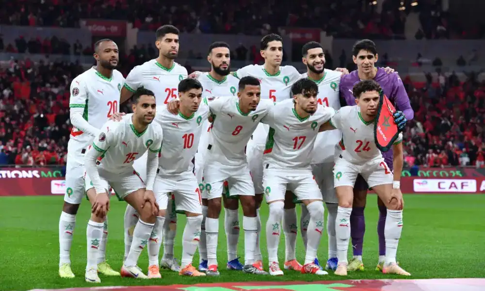 Maroc avantagé en compétition ? Découvrez la vérité Les joueurs marocains de football en équipe nationale avant un match.