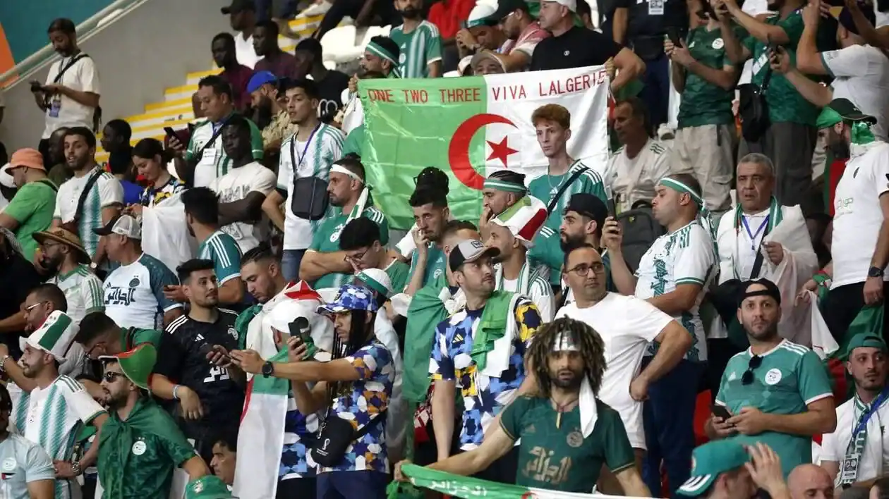 Supporters algériens avec drapeaux et accessoires lors de la CAN 2025.