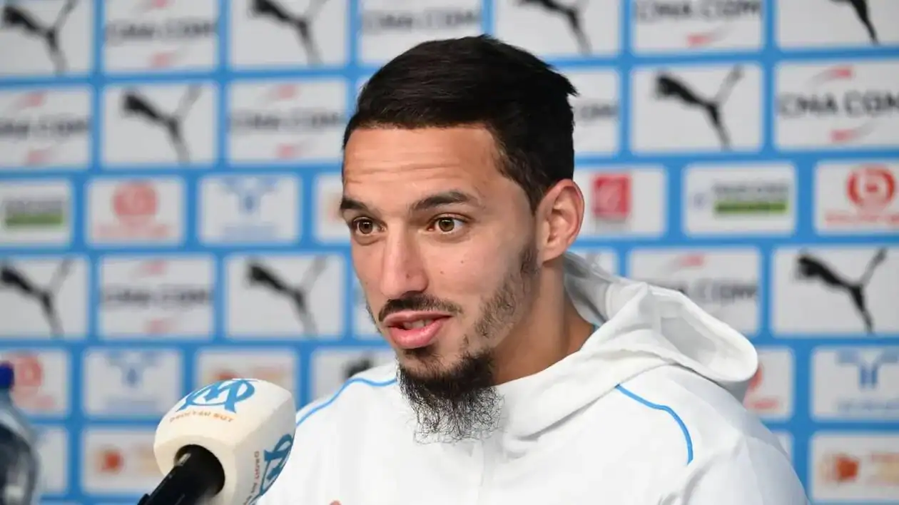 Révélation en Algérie avant le choc contre la RDC Footballeur algérien lors d'une conférence de presse avant le match.