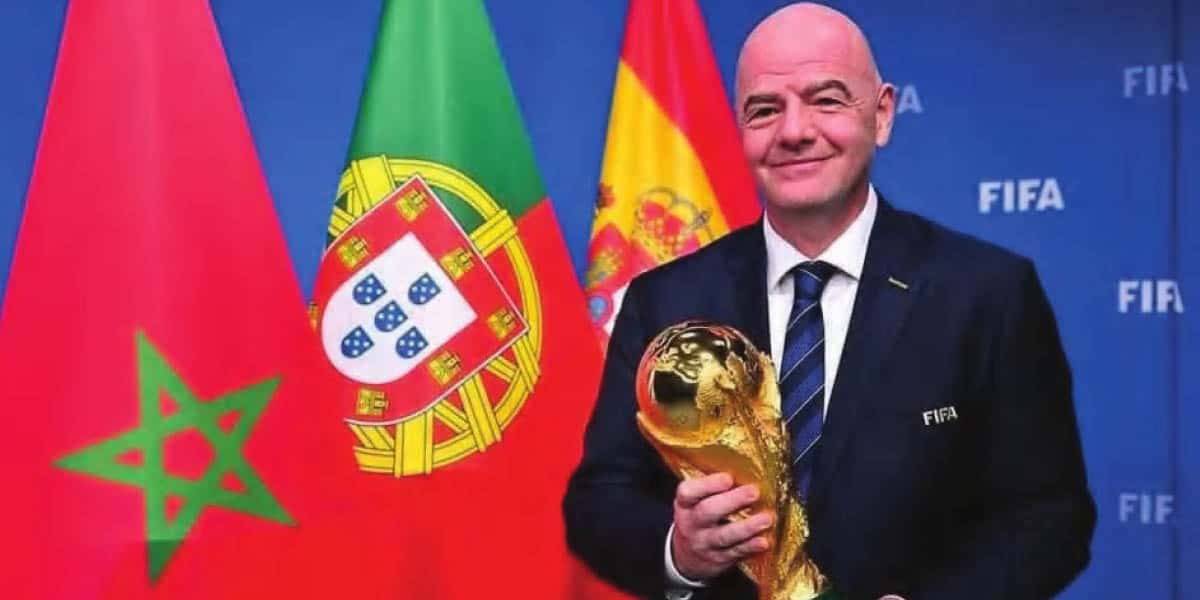 CAN 2025 : un coup dur pour le Maroc dans la course au Mondial 2030 Dirigeant FIFA tenant le trophée de la Coupe du Monde 2022.
