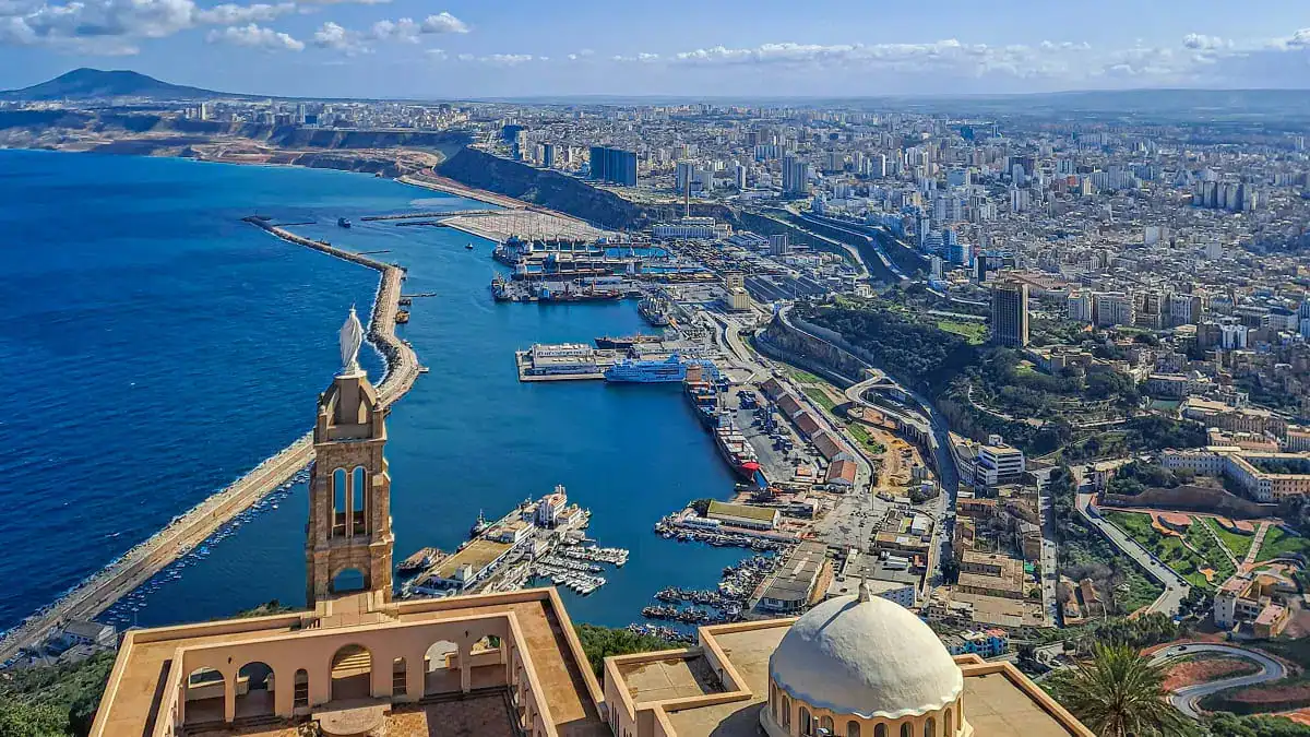 Ville algérienne surprise parmi les top destinations 2026 Alger vue aérienne avec port, mer et skyline urbain.