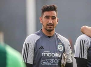 Oussama Benbot en action, concentré sur le jeu, lors d'une rencontre de football.