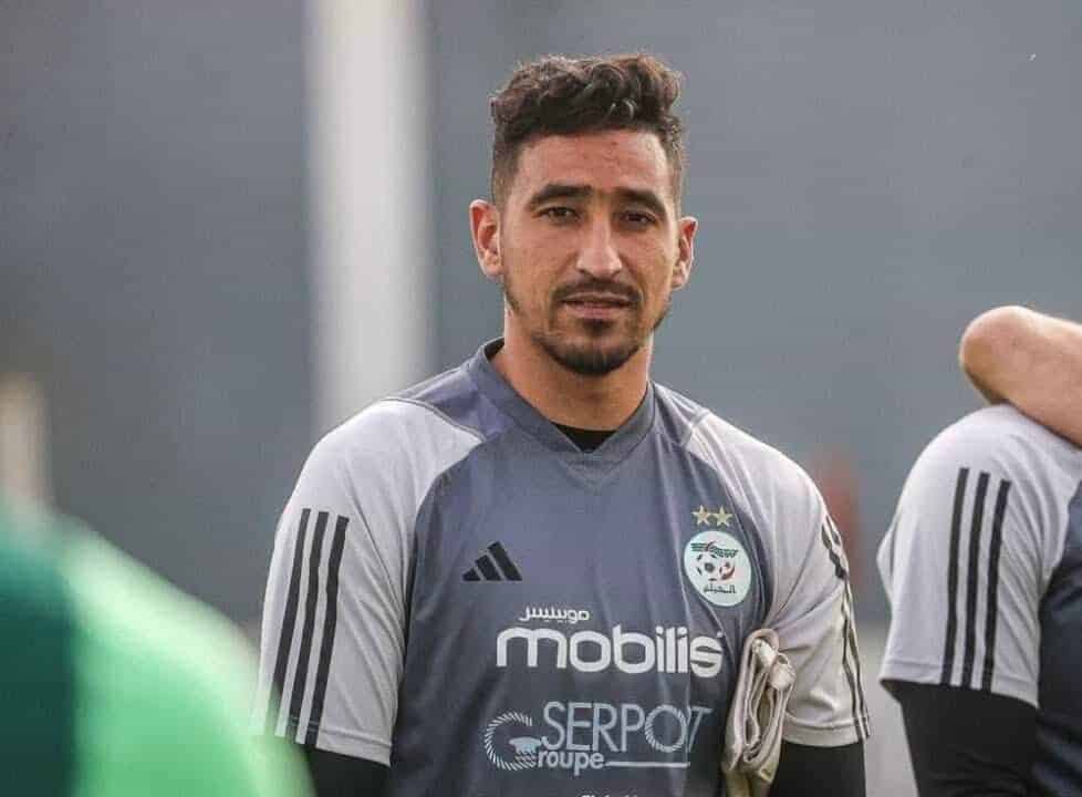Équipe d'Algérie : Benbot de retour ? Le suspense relance avant le Mondial 2026 Oussama Benbot en action, concentré sur le jeu, lors d'une rencontre de football.