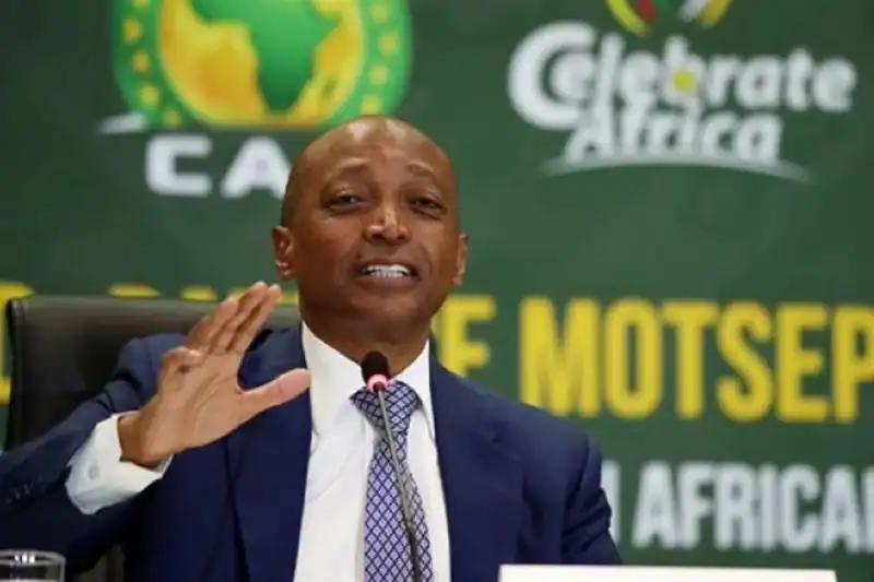 Motsepe frappe fort au Maroc : découvrez pourquoi Motsepe lors d'une conférence en Afrique, parlant à un public.