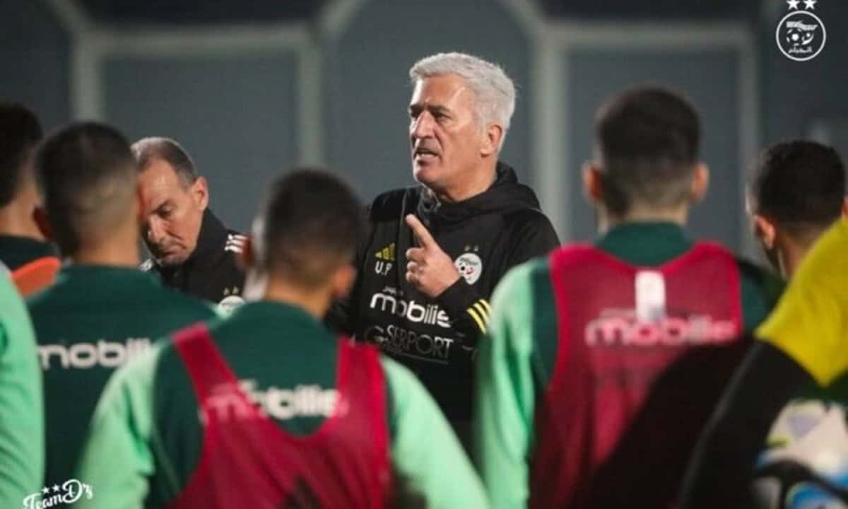 Entraîneur de football en séance d'entraînement Entraîneur donnant des instructions à l'équipe de football.