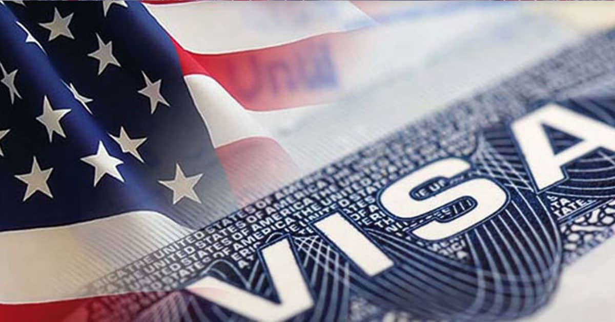 États-Unis 2025 : la vraie raison derrière 100 000 visas annulés Drapeau américain et visa en gros plan pour l'actualité.