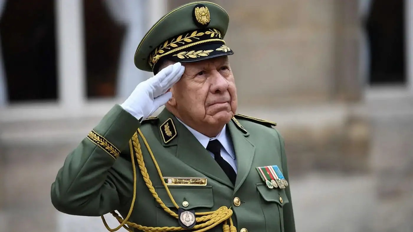 Officier militaire saluant Officier militaire en uniforme saluant lors d'une cérémonie officielle.