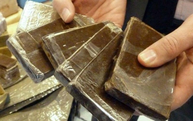 Blocs de drogue saisis lors d'une opération policière en Algérie.