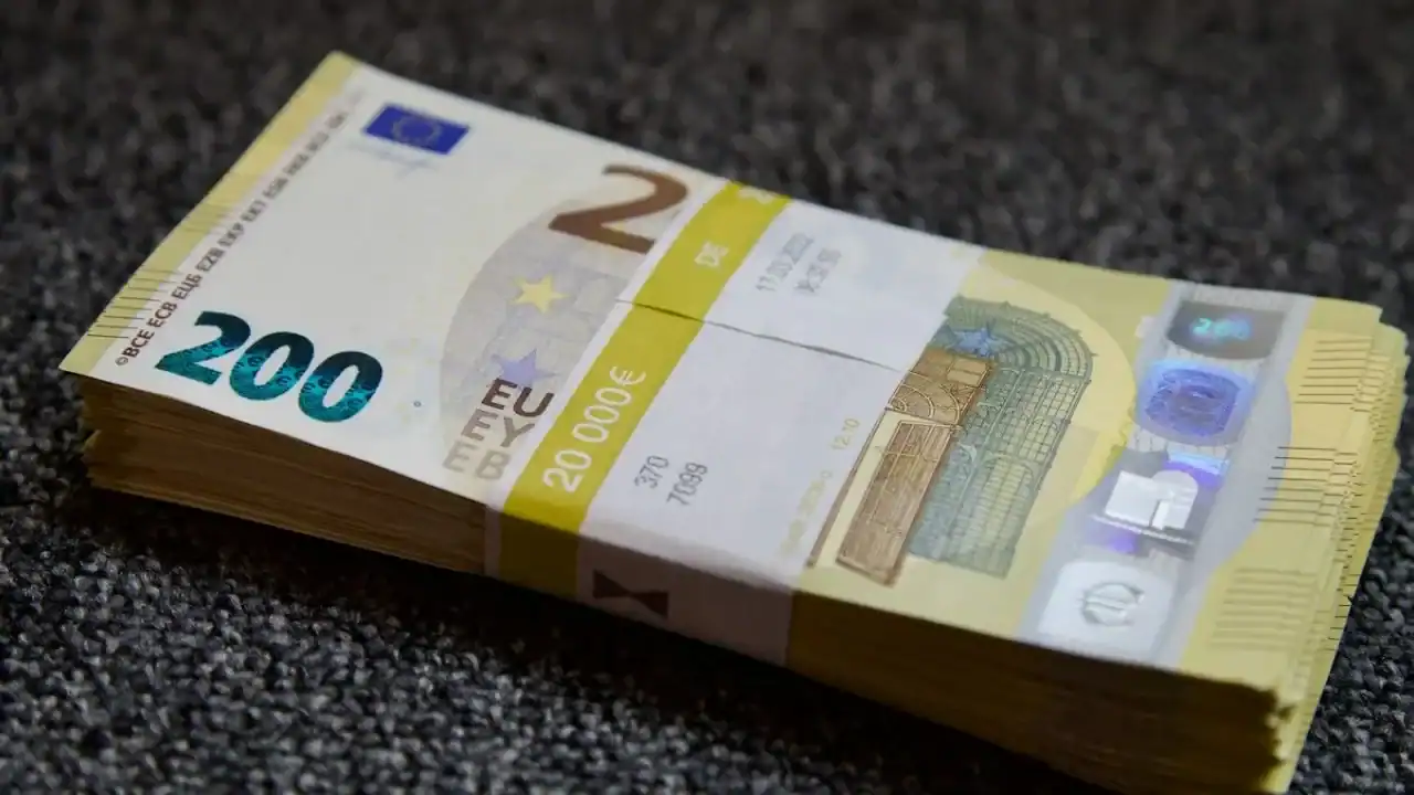 Billet de 200 euros en Algérie Billet de 200 euros sur une surface sombre, vue de face.