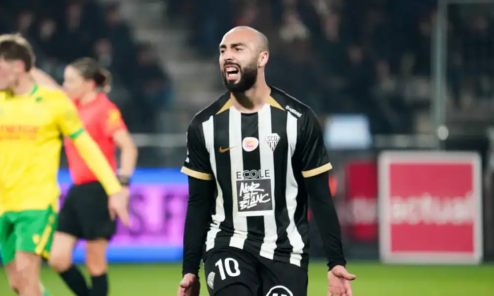 Transfert en vue : surprise dans l’équipe d’Algérie ! Joueur algérien célébrant lors d'un match de football.