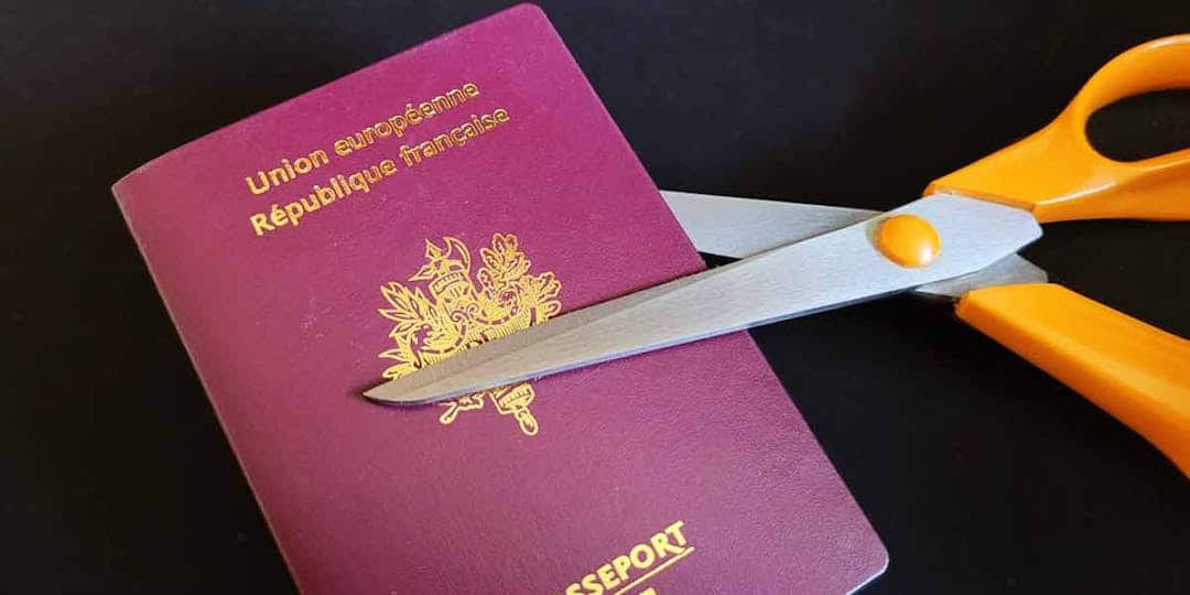 Algérie : déchu de la nationalité française, il refuse de sortir du CRA Ciseaux coupant un passeport français avec le drapeau français.