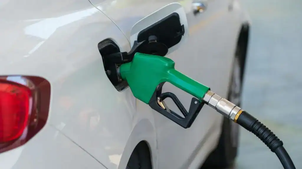 Pourquoi le prix du carburant grimpe en Algérie ? Pistolet de carburant inséré dans une voiture en Algérie.