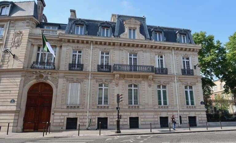 Consulat d’Algérie à Metz Bâtiment historique du consulat d’Algérie à Metz avec drapeau algérien.