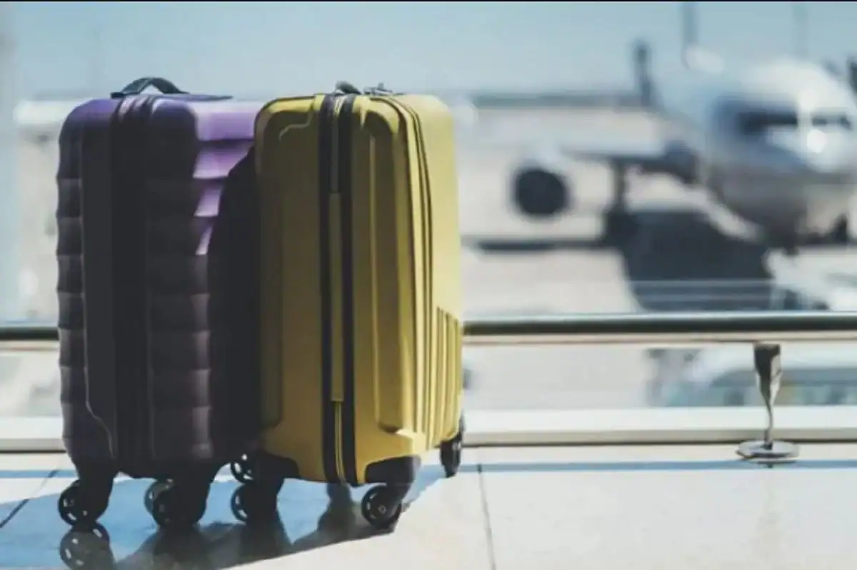 Nouvelle offre bagages d’ASL Airlines à découvrir Valises colorées à l'aéroport, prêt pour le voyage.