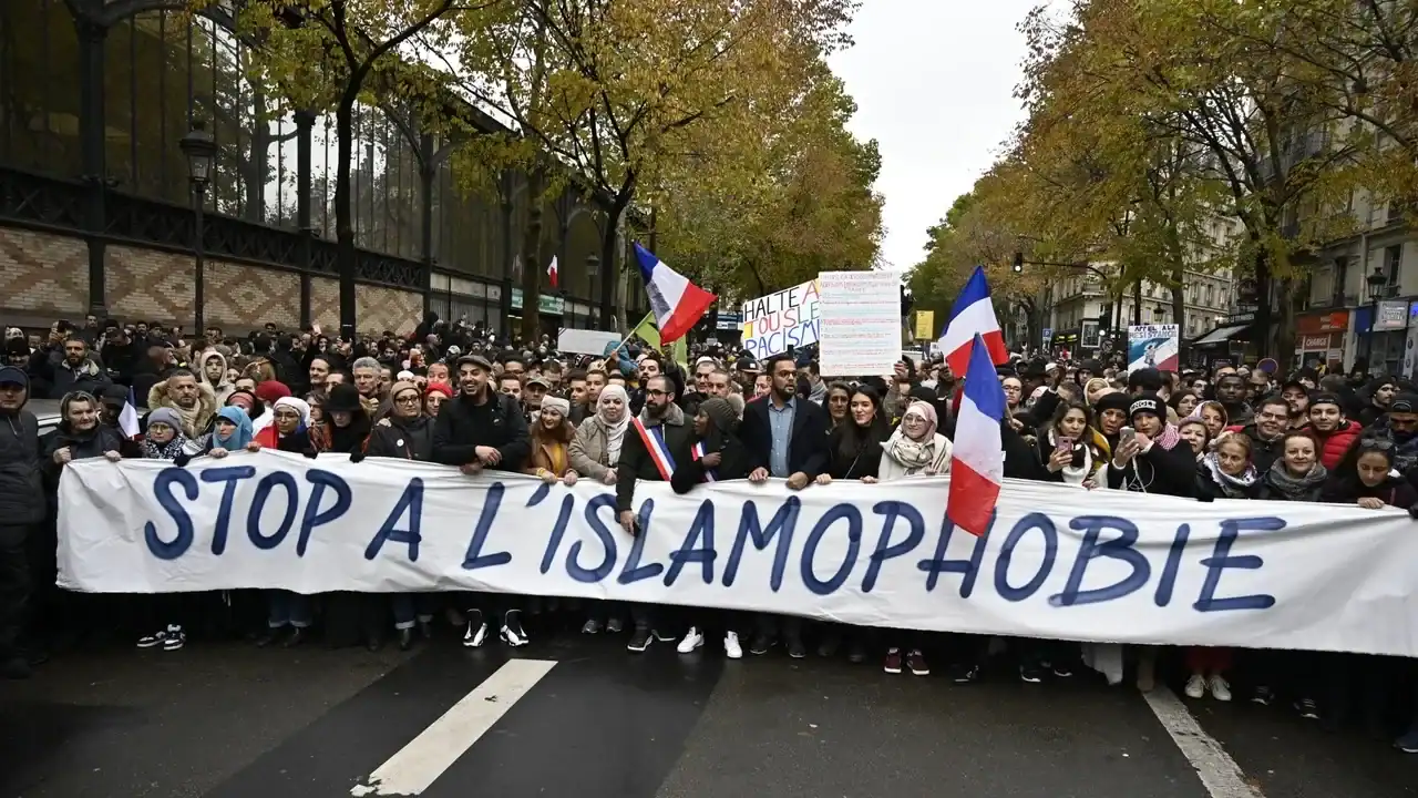 Lycéenne exclue pour un bonnet : une affaire d’islamophobie ? Manifestation avec pancarte "Stop à l'islamophobie" en France.