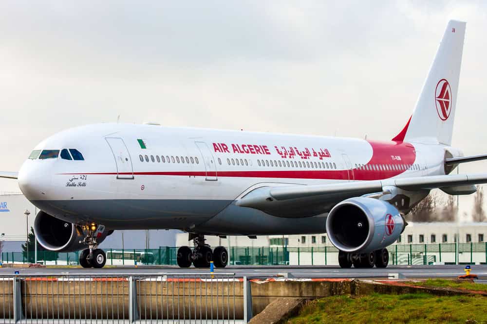 Avion d'Air Algérie prêt à décoller ou atterrir sur la piste.