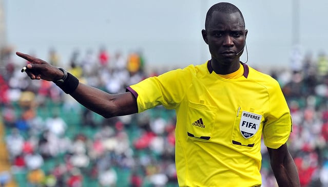 Bakary Gassama brise le silence : révélations sur l’Algérie Arbitre de football FIFA en pleine action lors d'un match.