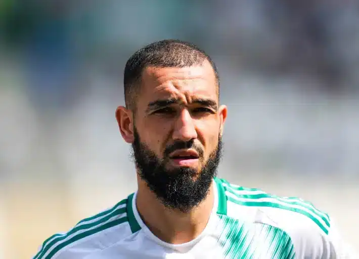Ce joueur ignoré par Petkovic peut relancer l’Algérie Footballeur algérien avec barbe et maillot blanc et vert.
