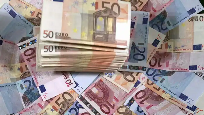 Blanchiment en Algérie : 88 800 € découverts par la police Foule de billets de banque en euros, notamment des coupures de 50 euros.
