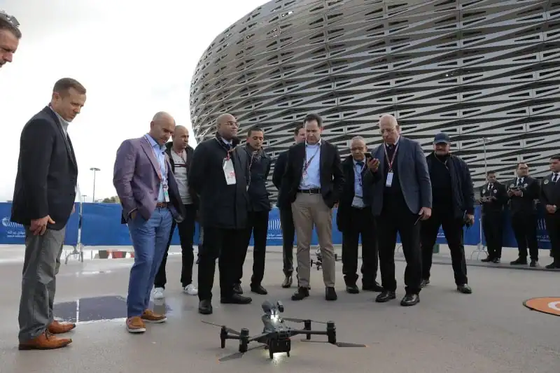 La France durcit le ton sur les titres de séjour algériens Groupe de personnes observant un drone en extérieur à Marseille.