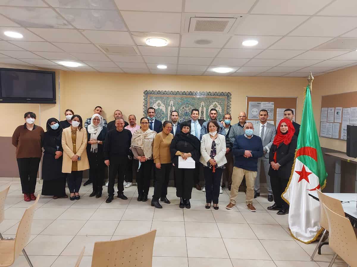 Une permanence consulaire algérienne exceptionnelle en France Groupe de personnes lors d'une permanence consulaire en France.
