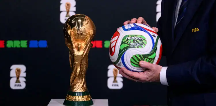 Visa USA : bonne nouvelle pour les supporters algériens Personne tenant un ballon de football et la coupe du monde 2026.