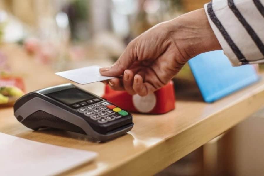 Algérie : nouvelles aides pour équiper les commerçants en TPE Transaction par carte bancaire avec terminal de paiement électronique.