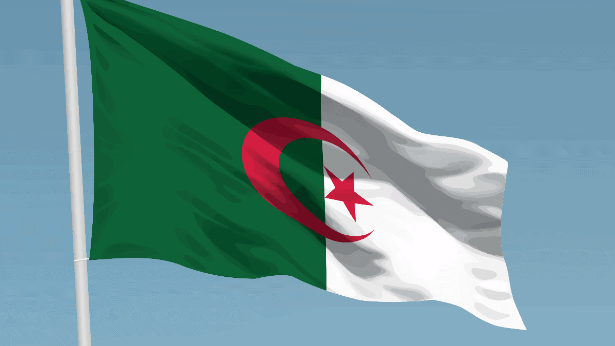 Déchéance de nationalité : Algériens de l’étranger concernés ? Drapeau national algérien flottant dans le ciel bleu.