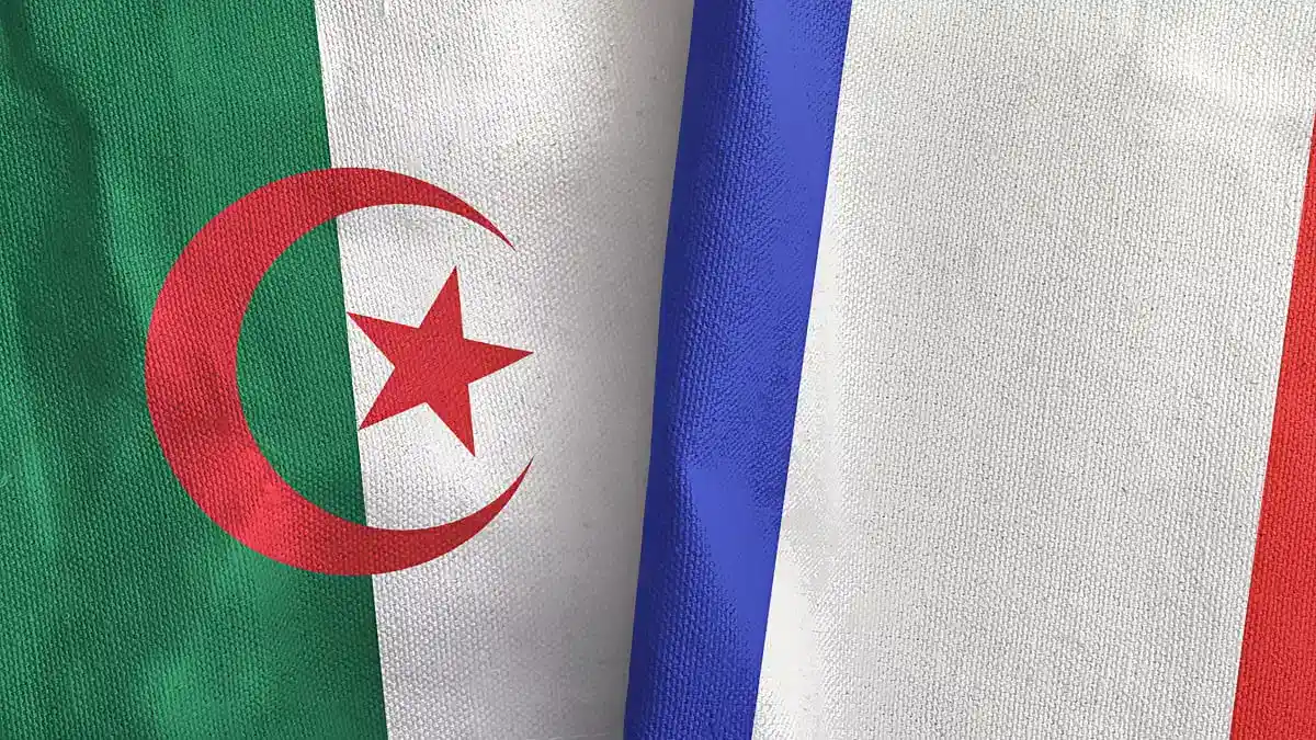 Régularisation des Algériens de l’étranger : êtes-vous concerné ? Drapeau algérien et français côte à côte.