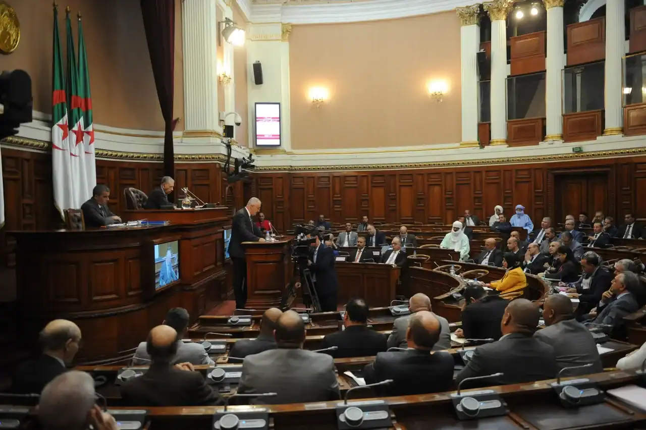 Colonialisme en Algérie : pourquoi le Sénat dit non à 13 lois Débat au Sénat algérien sur les lois coloniales en Algérie.