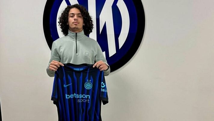 Pourquoi l’Italie mise sur ce prodige algérien de 18 ans Jeune footballeur algérien de 18 ans avec maillot d'Inter Milan.